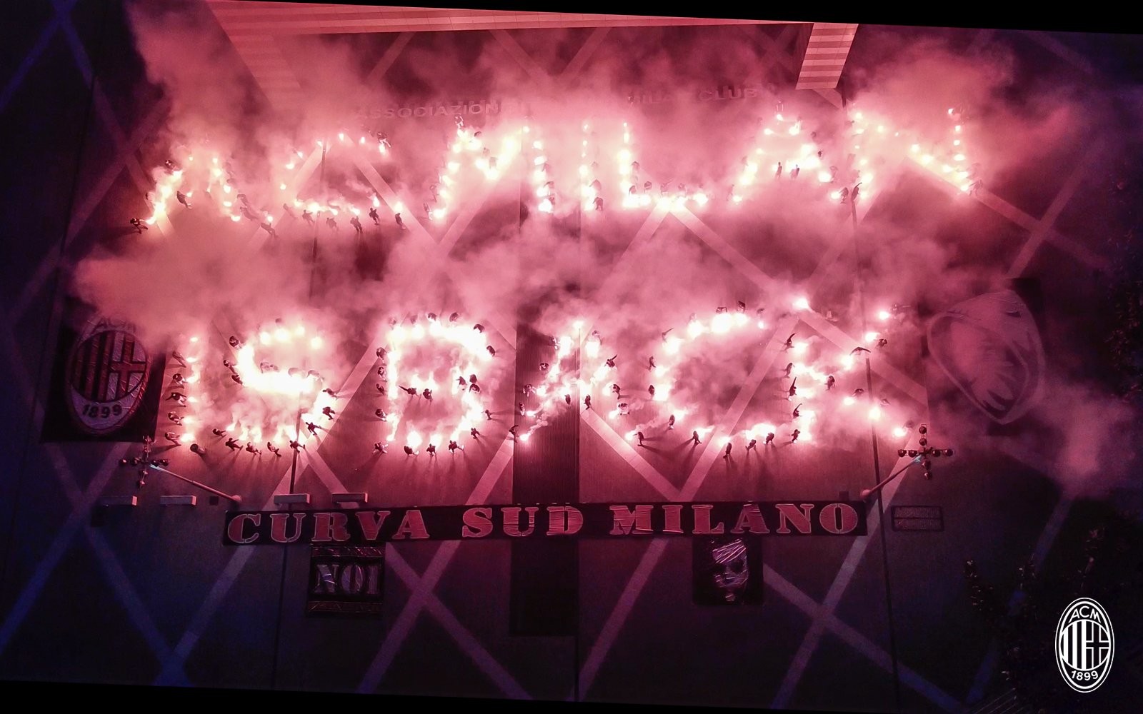气氛搞起来米兰球迷燃放烟花庆祝球队重返欧冠