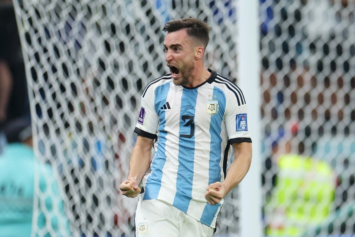 阿根廷队在世界杯四分之一决赛通过点球大战淘汰荷兰队,双方球员在