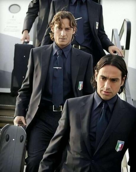 罗马体育报托蒂和内斯塔作为罗马城足球两位代表