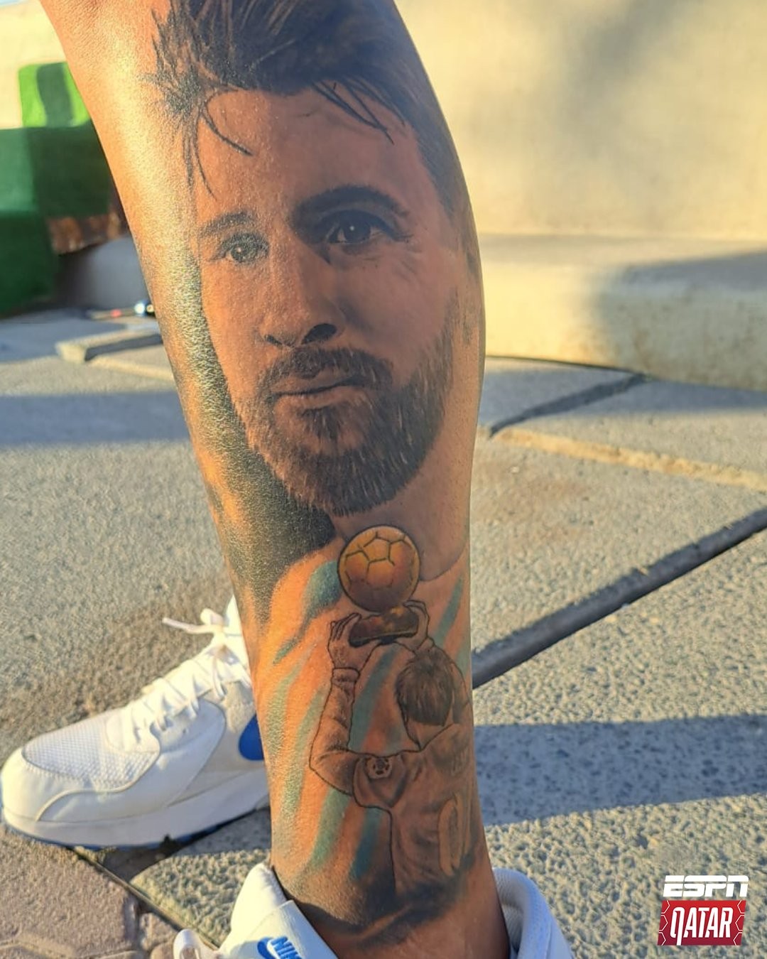 一名球迷的纹身十分抢镜,他两条小腿的纹身分别是梅西和c罗.