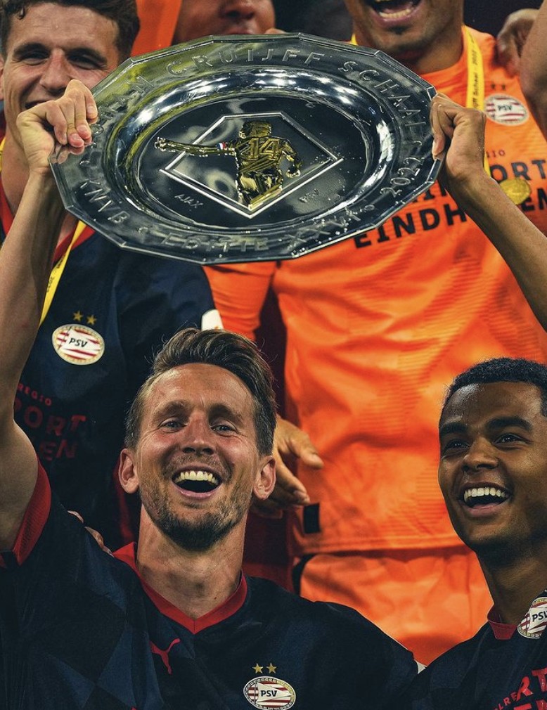 离开巴萨后首冠吕克德容晒第5次获得荷兰超级杯冠军照