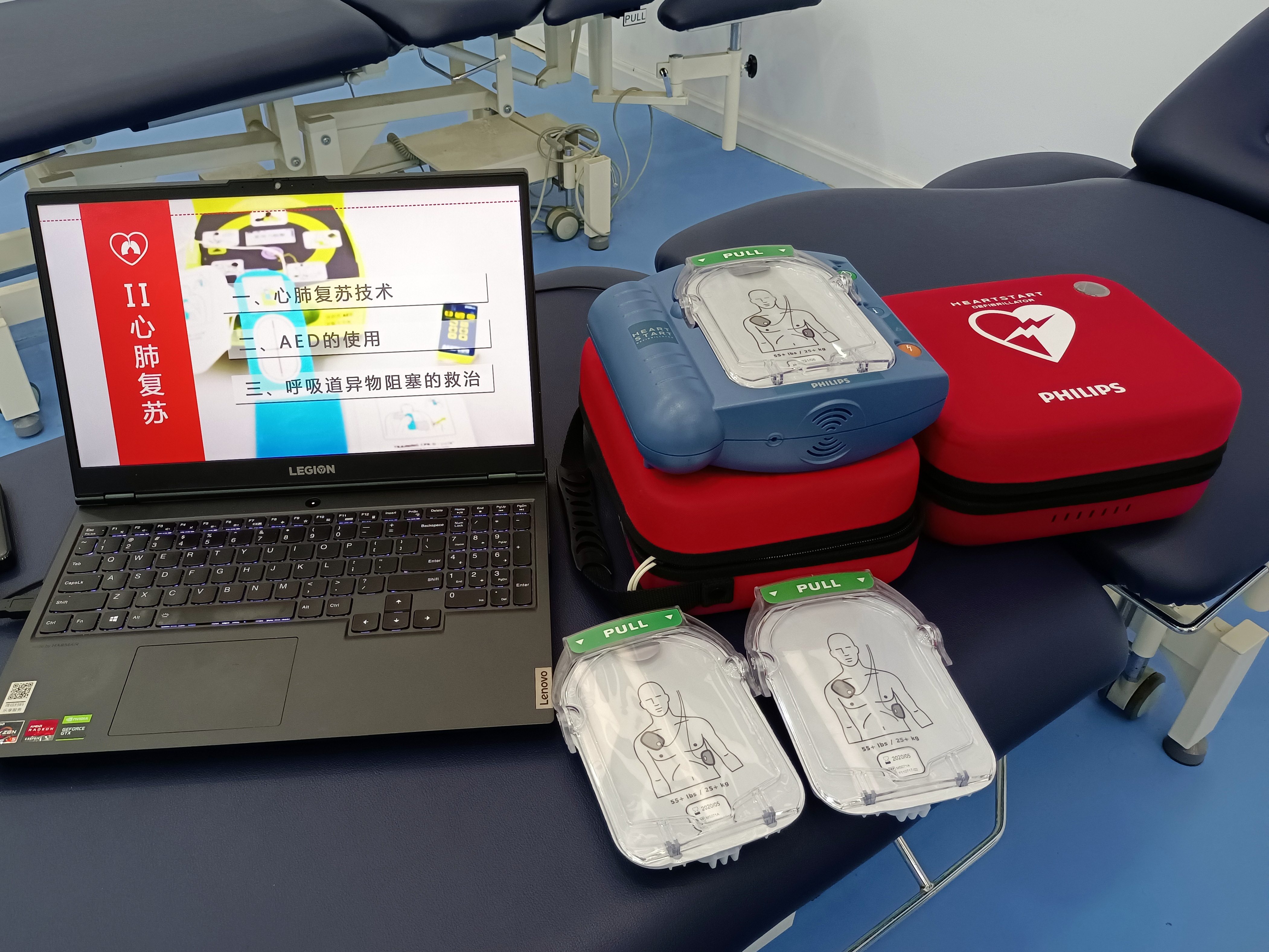 严格按照心肺复苏指南的要求,进行胸外按压和aed等仪器的使用,就操作