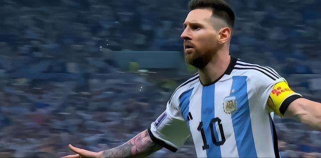 无数的网站曾经发过这张球王与大力神杯失之交臂的照