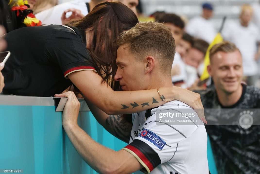 鸡哥基米希场边柔情一慕与女友丽娜拥抱在一起图片