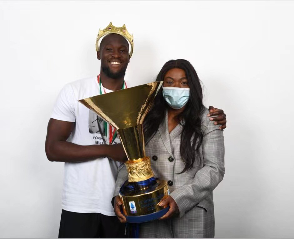 实力宠粉卢卡库翻牌过百粉丝玩快问快答问题包罗万象