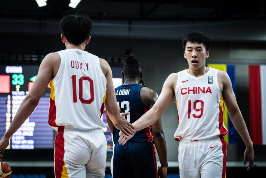 u19国青队重新收紧防守力度,包夹持球人,不断制造中国u19国青队的失误