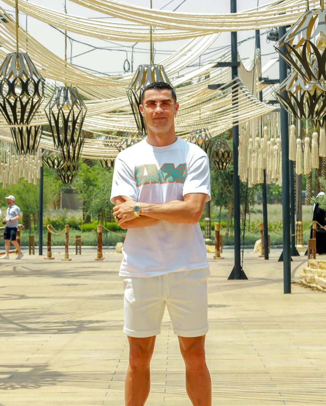 一身白色休闲装c罗晒与友人合照