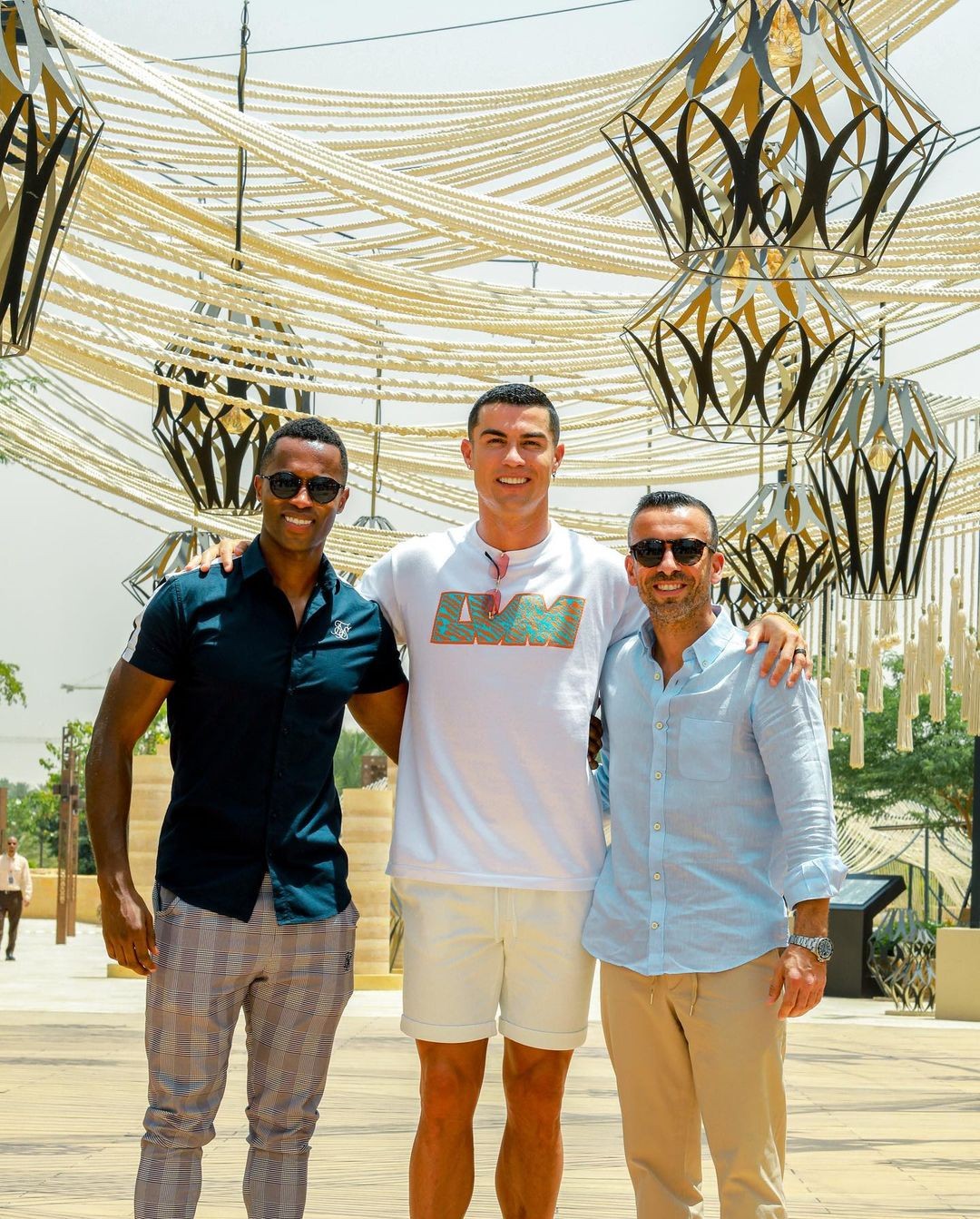 一身白色休闲装c罗晒与友人合照