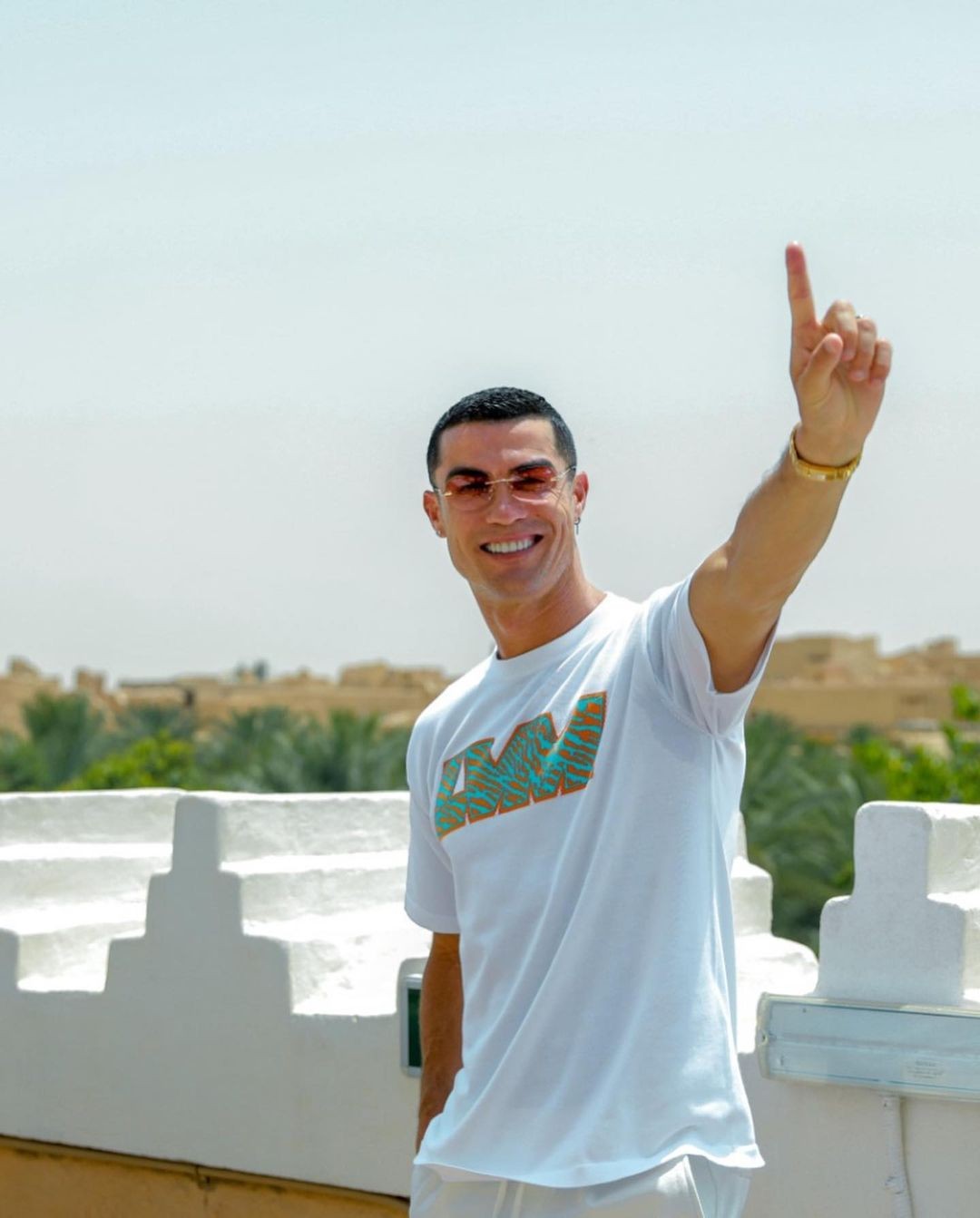 一身白色休闲装c罗晒与友人合照