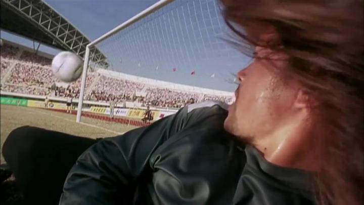 3,参赛队员当魔鬼队使出杀手锏,造成多名少林足球队员的受伤离场,此时