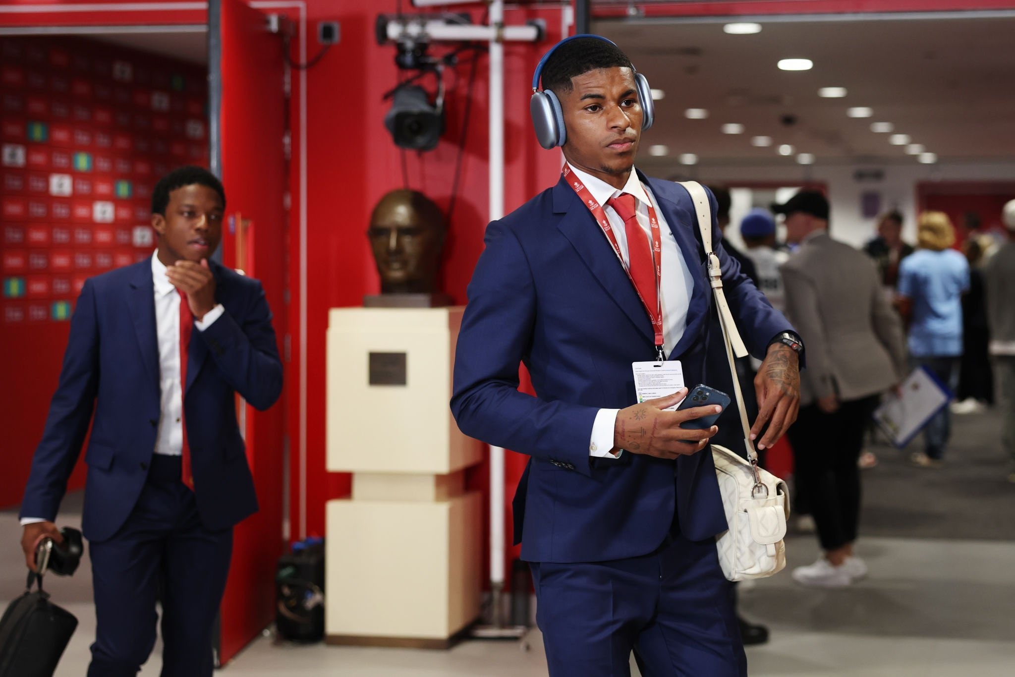 全员帅气西装曼联全队已抵达温布利球场