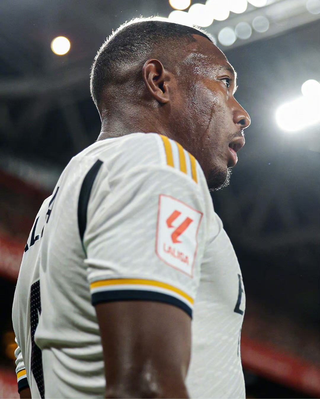 【皇马官网】为阿拉巴打call与毕包一役,阿拉巴.