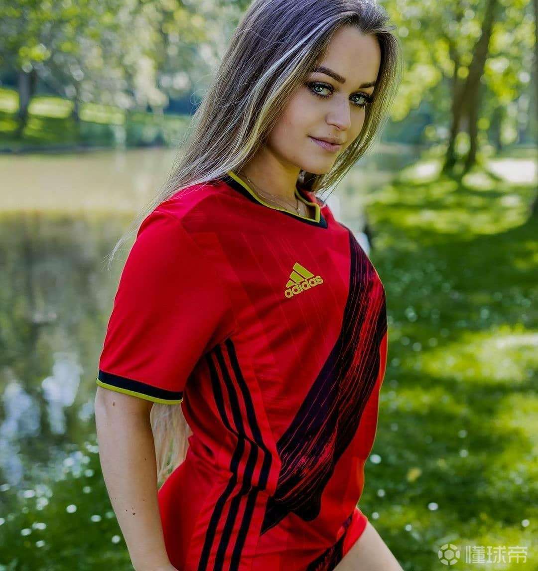 上一期是意大利的女球迷这次带来的是克罗地亚比