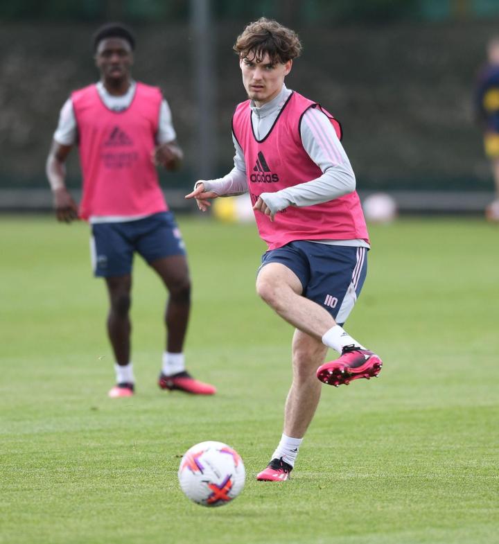 青年足总杯攻破曼城球门阿森纳小将罗夏克参加一线队训练