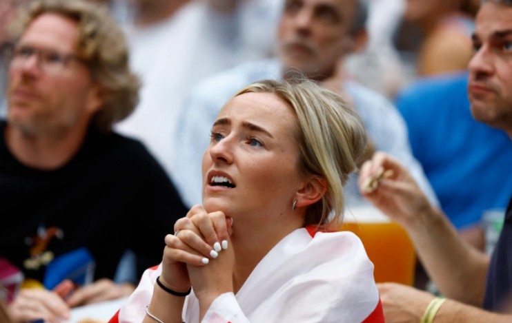 另外英格兰女足夺冠之后,英国全国的球迷都爆发了,球迷们疯狂庆祝