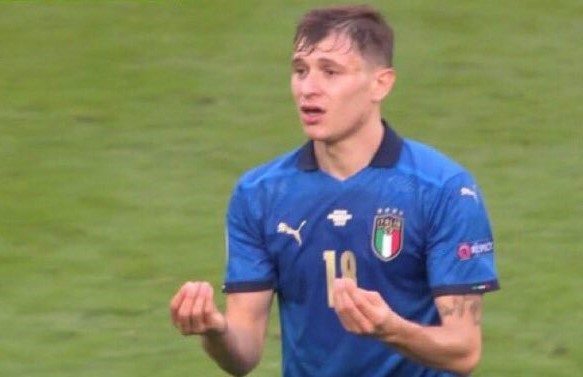 一手势在意大利语中被叫做"mano a borsa",用英文可以表示为"pinched