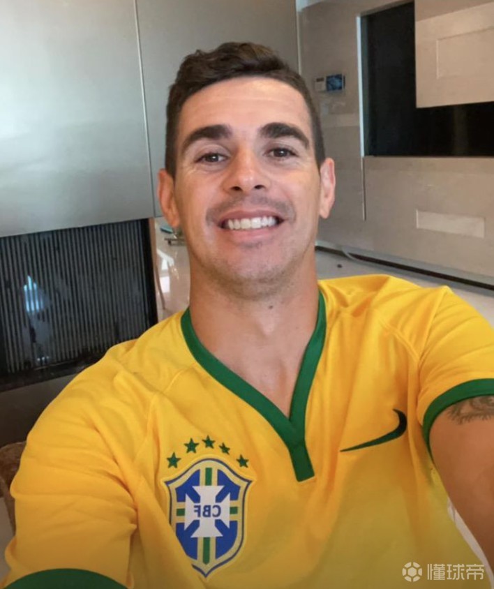 心系国家队奥斯卡身披巴西五星战袍为球队决赛加油