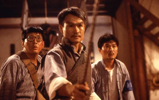 剧情:江湖术士茅山明法术不精,鬼点子倒层出不穷,经常带着大宝,小宝二