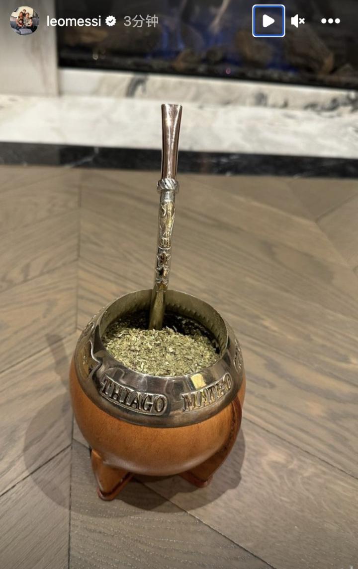 带货呢梅西又晒出马黛茶杯照片杯上刻有三个儿子的名字