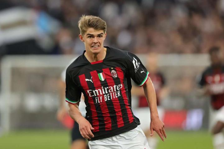 一年前的今天德凯特拉雷在米兰42击败乌迪内斯