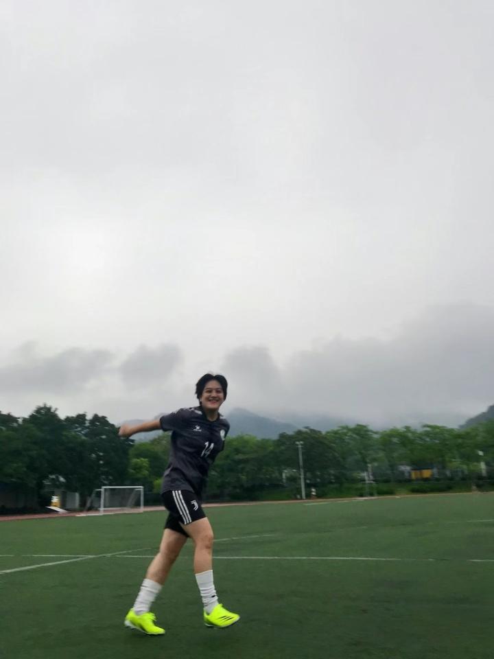 歐洲杯太太團C位爭奪戰：亞平寧風光——基耶薩女友貝內黛塔