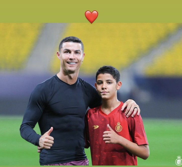 一样的拍照手势c罗晒与大儿子迷你罗合照