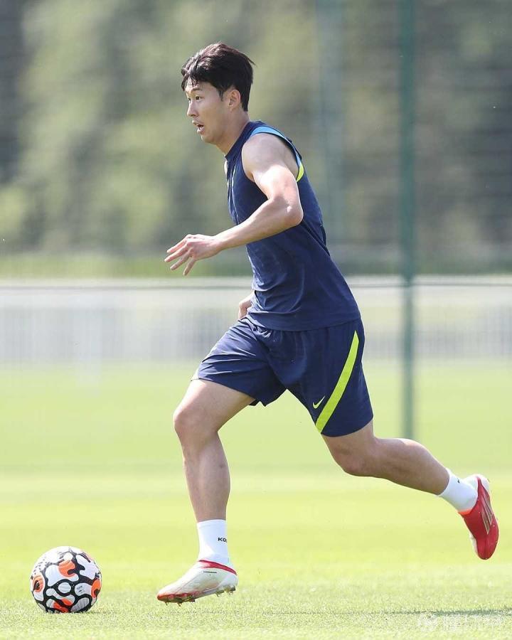 热刺官方ins晒出了孙兴慜的训练照片并配文s