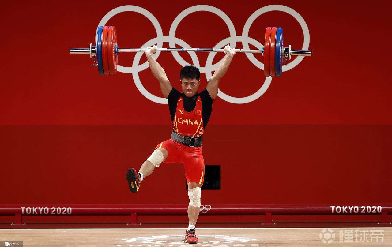 中国力量在东京奥运会男子举重61公斤级比赛中