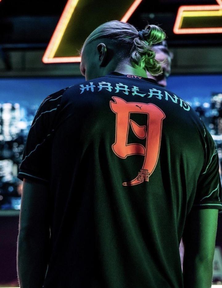 哈兰德晒自己穿新二客球衣的背影,球衣印号为特色日文风格