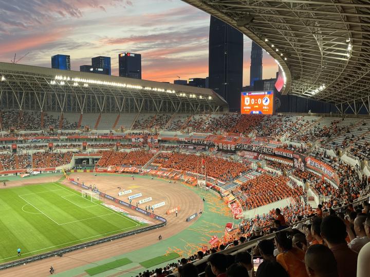 鲁能大球场的晚霞|懂球帝