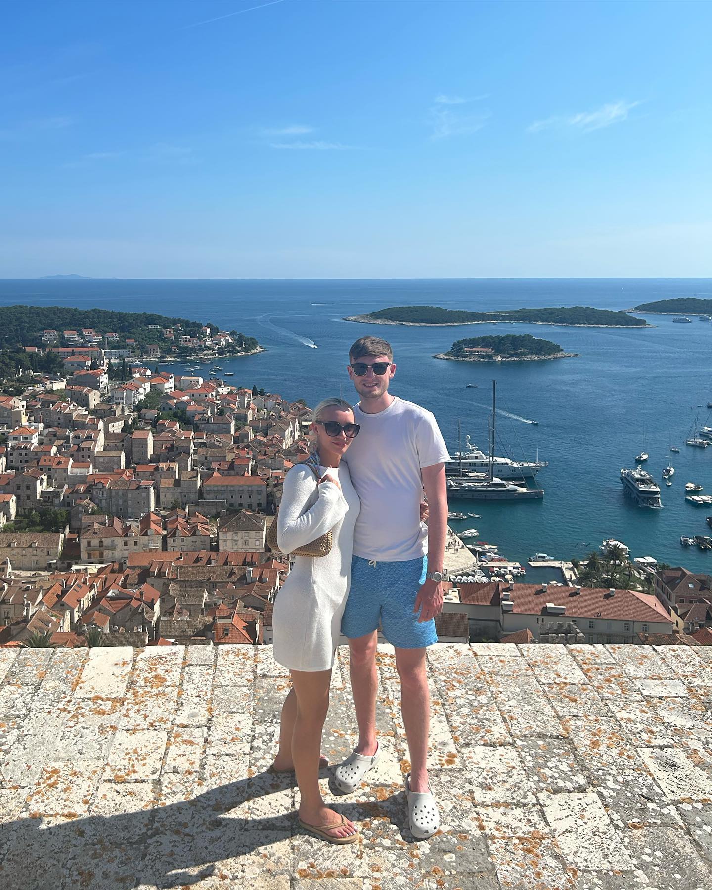 桑德兰中卫乔安德森在休赛期和女友scarlet