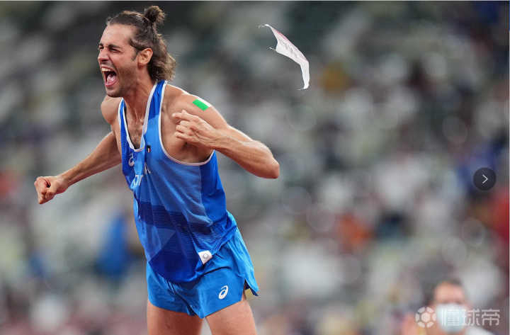 刚获得奥运会跳高金牌的的意大利选手坦贝里帅的一