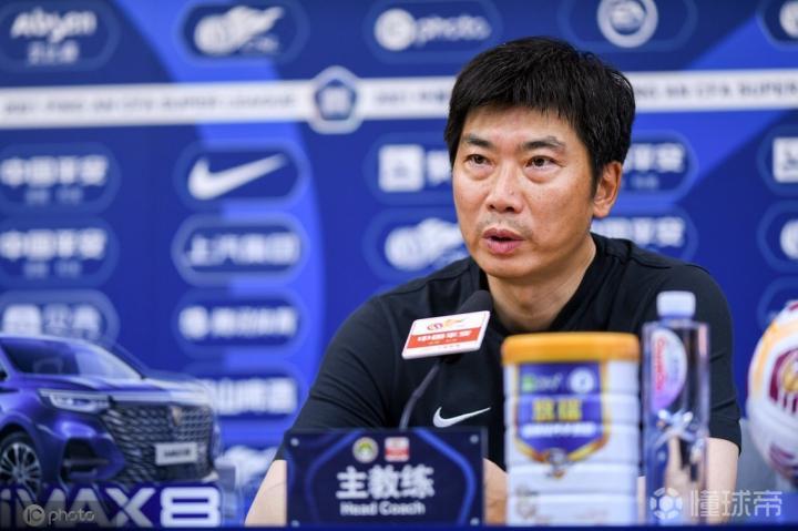 儒尼奥尔我们的主教练陈洋脚踏实地他为足球疯狂