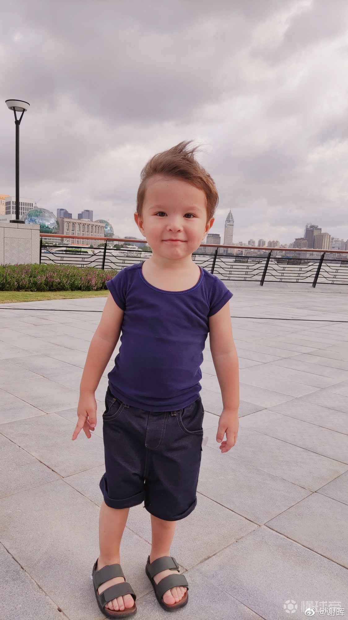 宝宝超可爱谢晖晒混血儿子照片洋葱头逛外滩