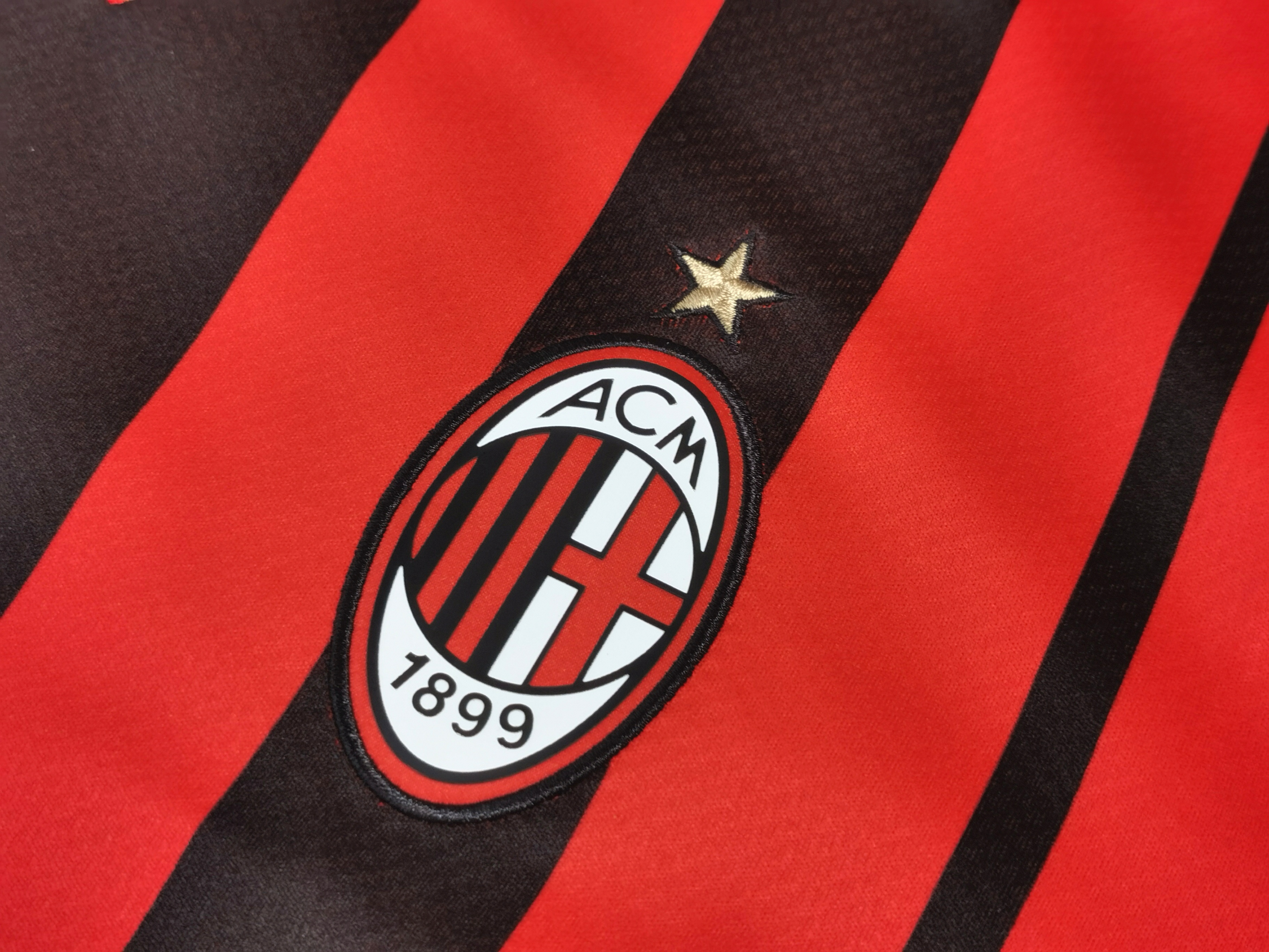 ac米兰21/22赛季主场球衣赏析