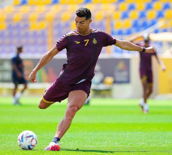 心情不错,c罗晒蒸桑拿时自拍照,展露帅气笑容