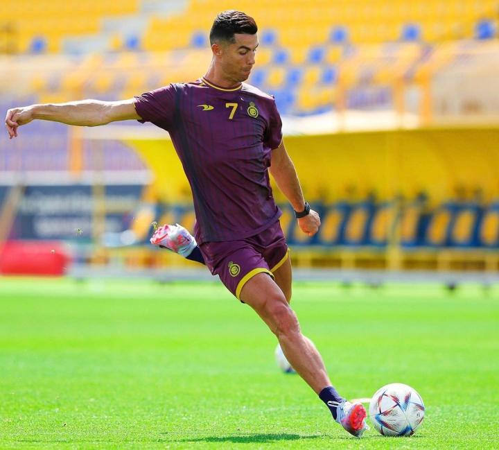 心情不错,c罗晒蒸桑拿时自拍照,展露帅气笑容