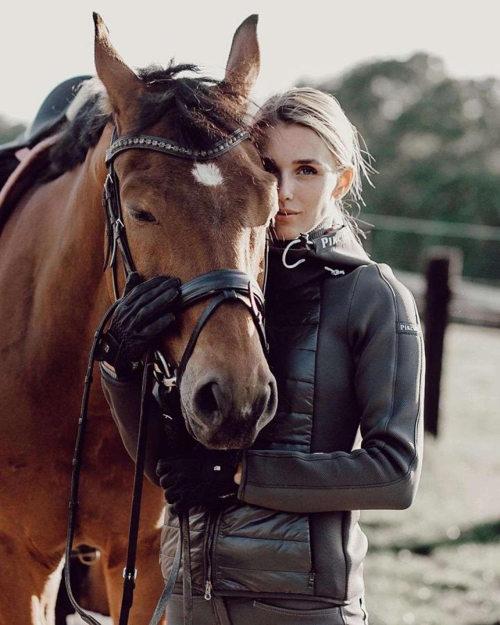 罗伊斯与女友斯嘉丽加尔特曼scarlett