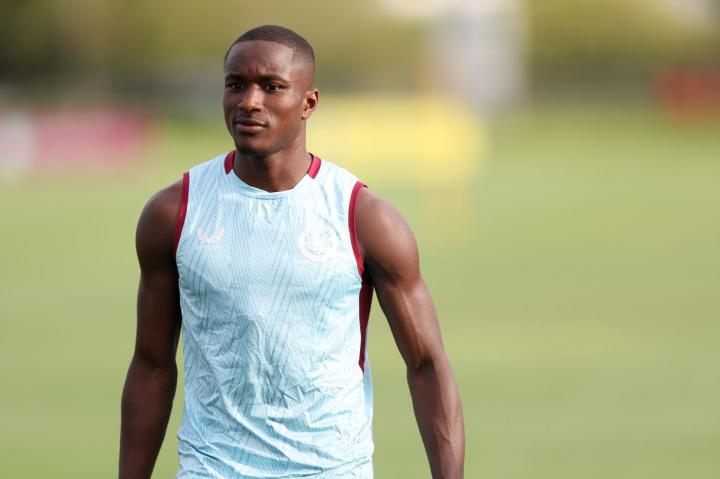 图集穆萨迪亚比与队友一起训练