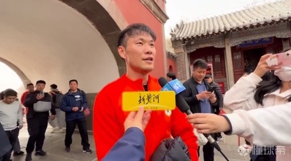 据《济南时报》体育部报道,泰山队登泰山祈福,外援孙准浩率先到达南天