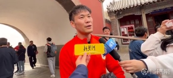"据《济南时报》体育部报道,泰山队登泰山祈福