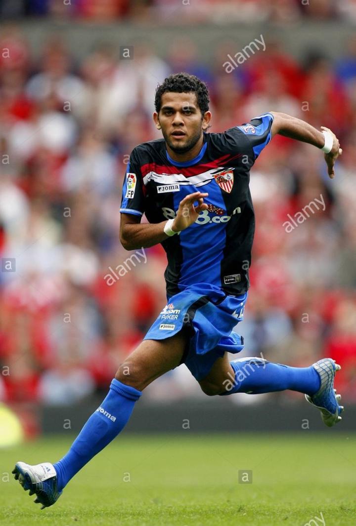 转会耐克赞助的豪门巴萨后,nike将会成为阿尔维斯长期赞助商,没想到在