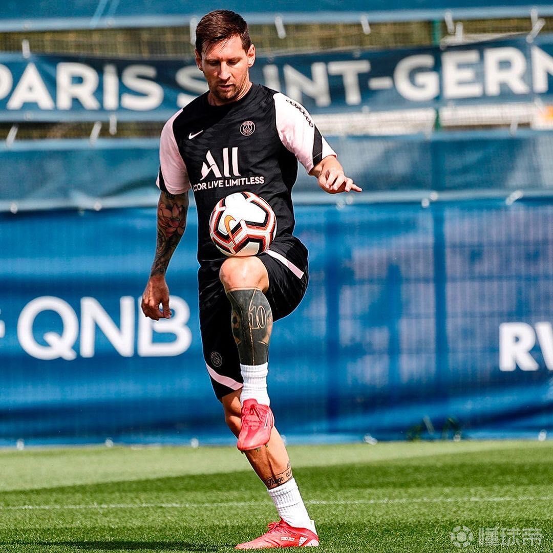 梅西在大巴黎的首堂训练课照片