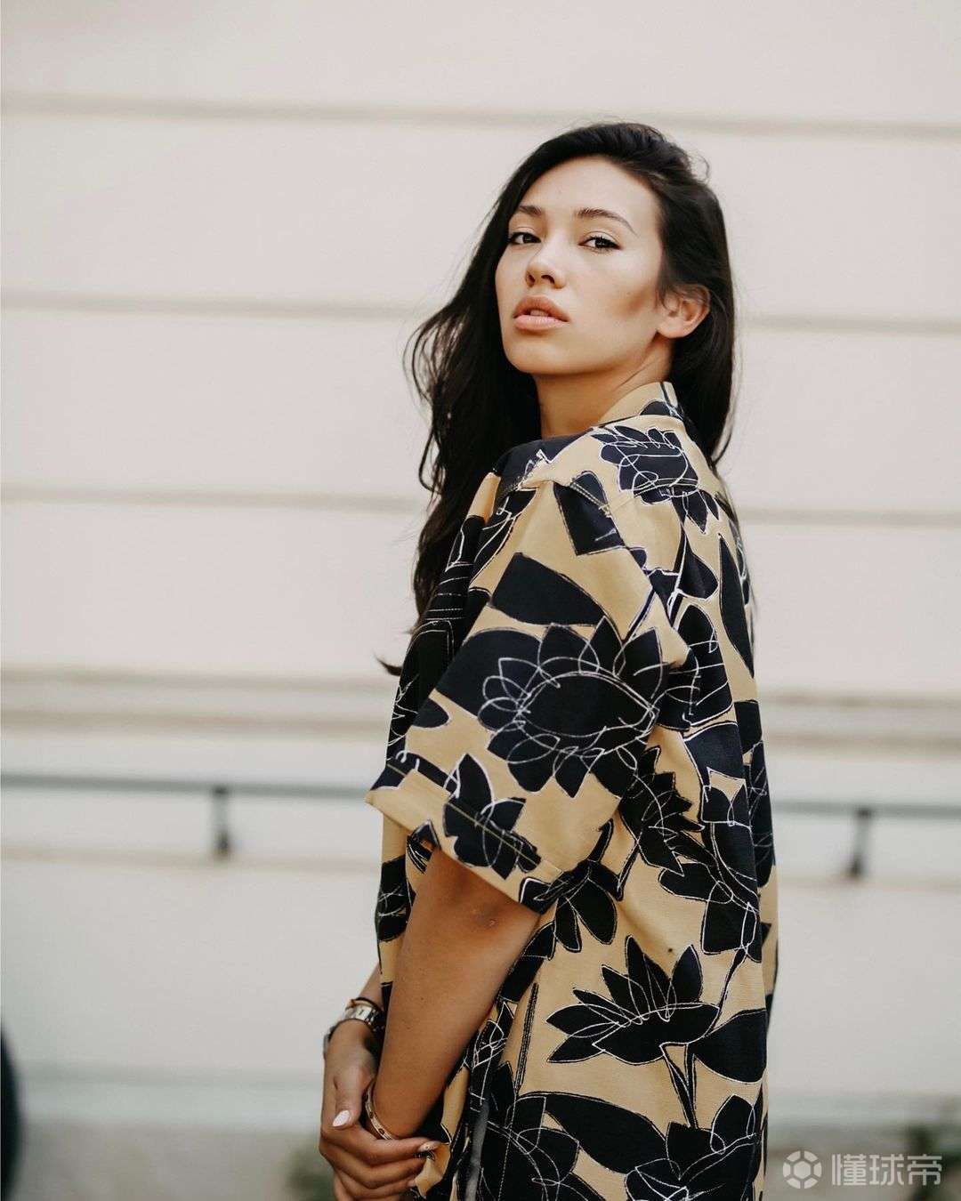 皇马球星阿拉巴和女友卡娅