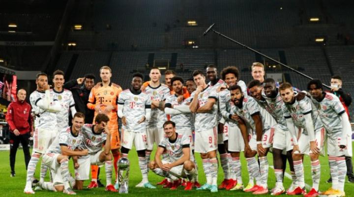 致敬经典拜仁德国超级杯夺冠后再现霸气合影