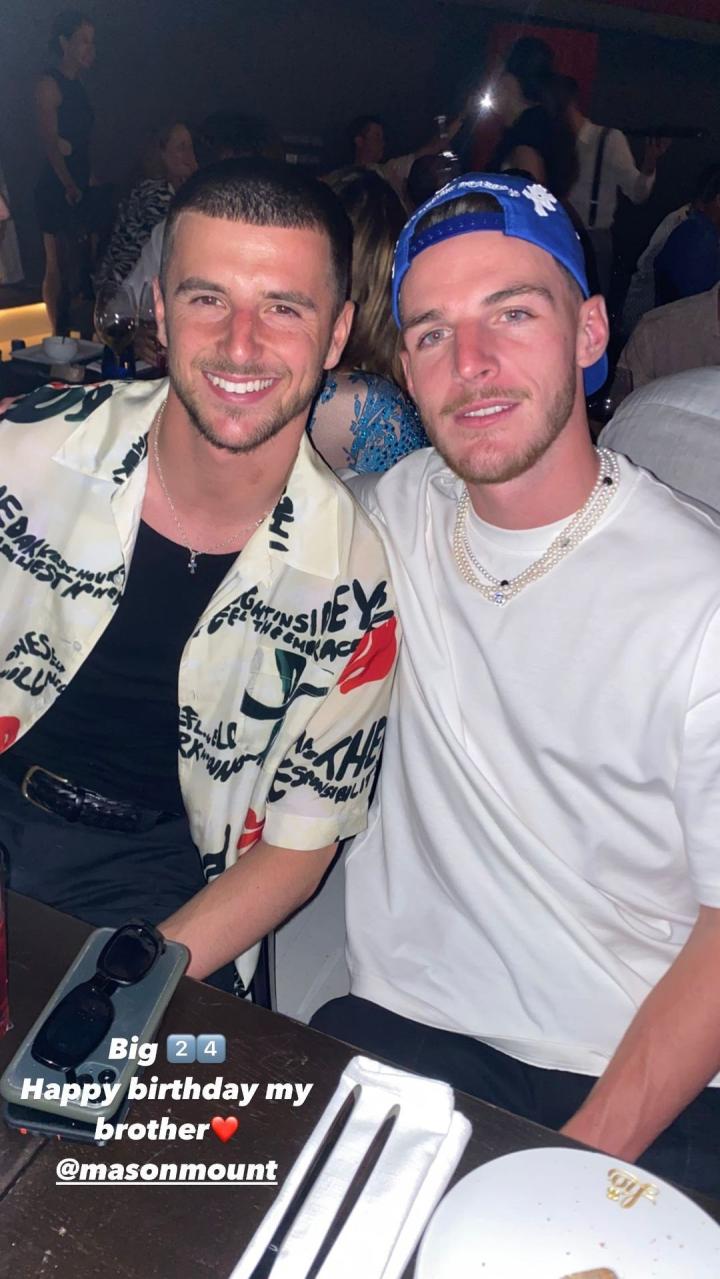 给芒特庆生赖斯晒合照比心24岁生日快乐我的兄弟