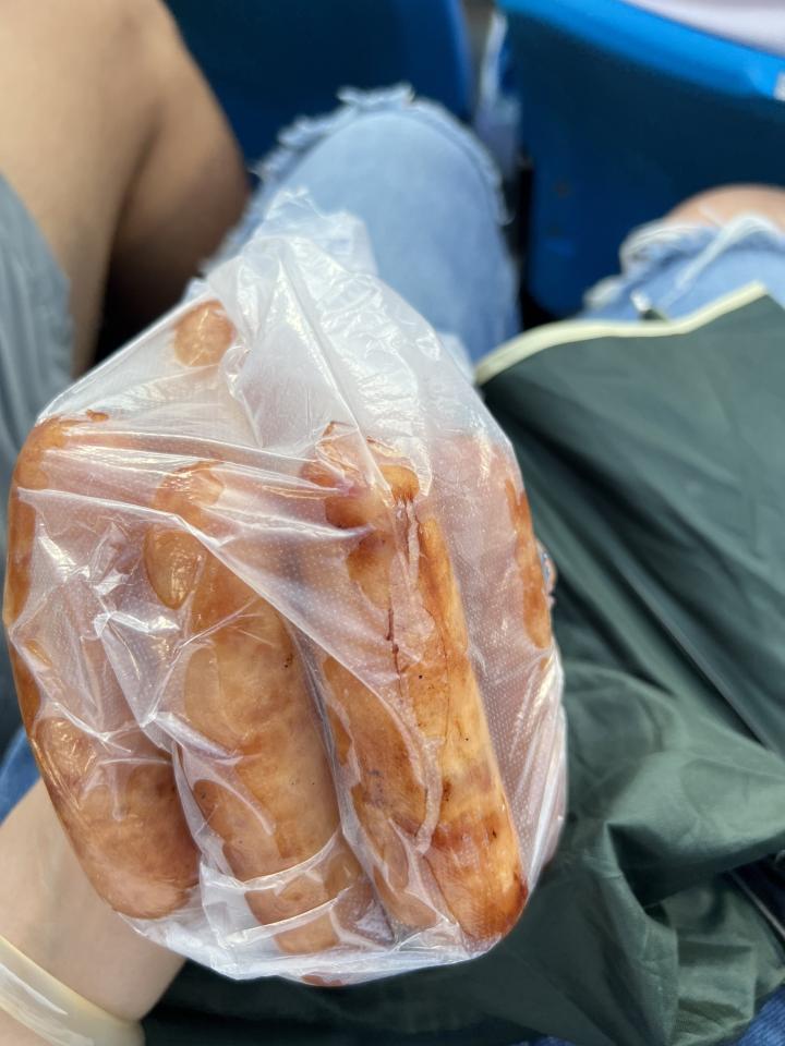 球场的烤肠到底为什么坐地起价 21号7块 昨天就...