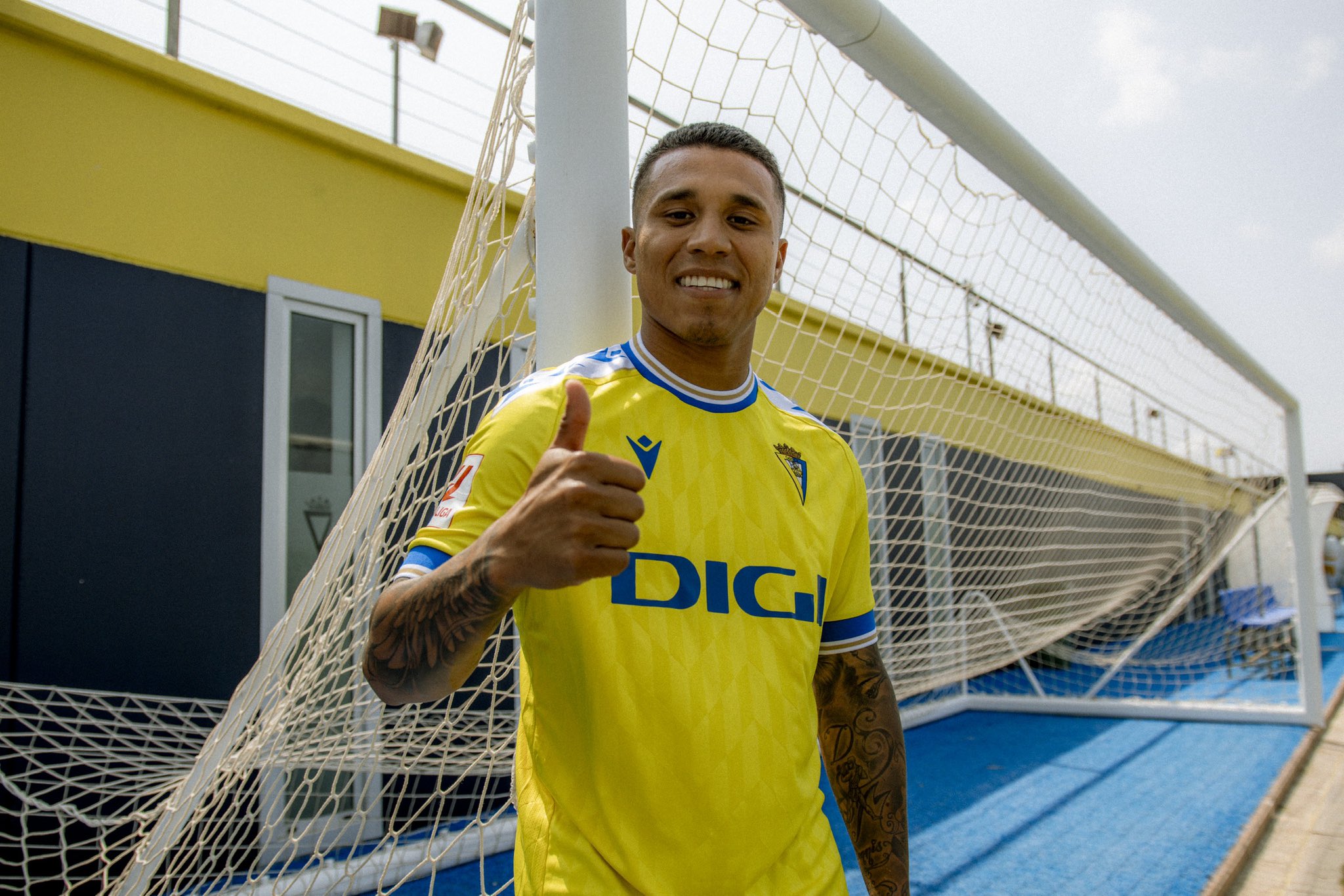 欢迎达文·马奇斯重返加的斯，委内瑞拉前锋此前在1...