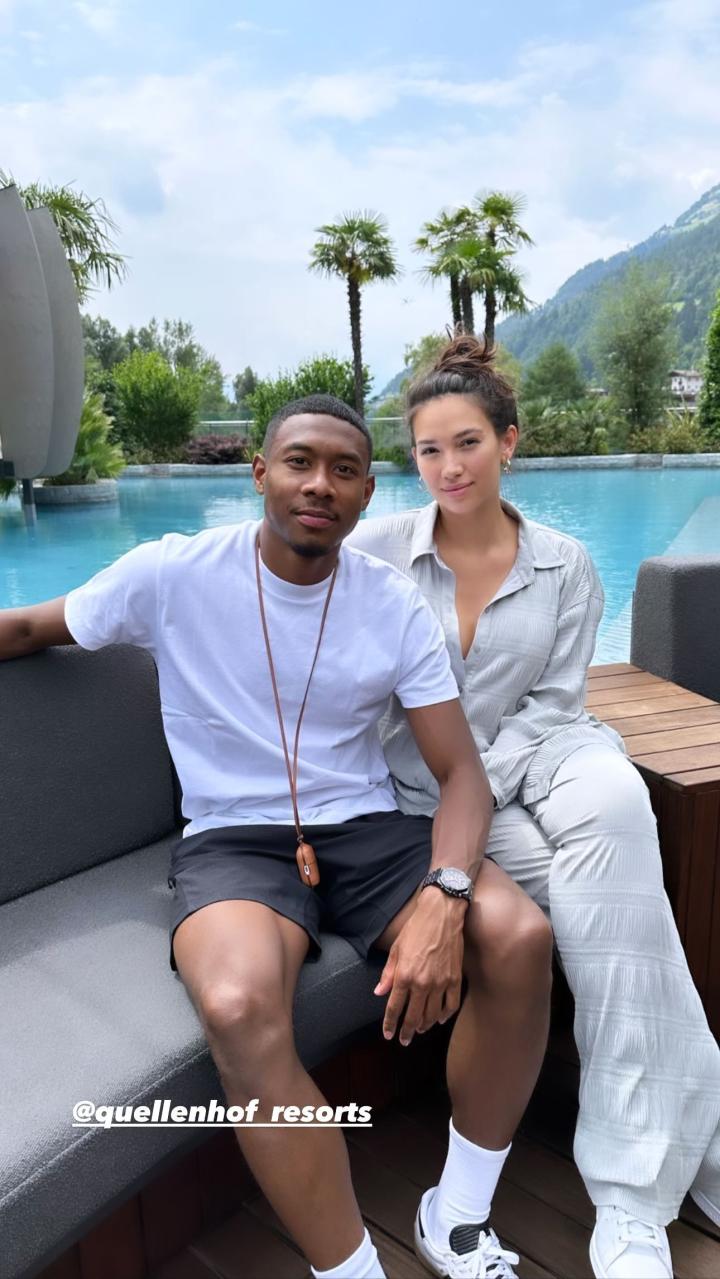 阿拉巴晒与女友合照