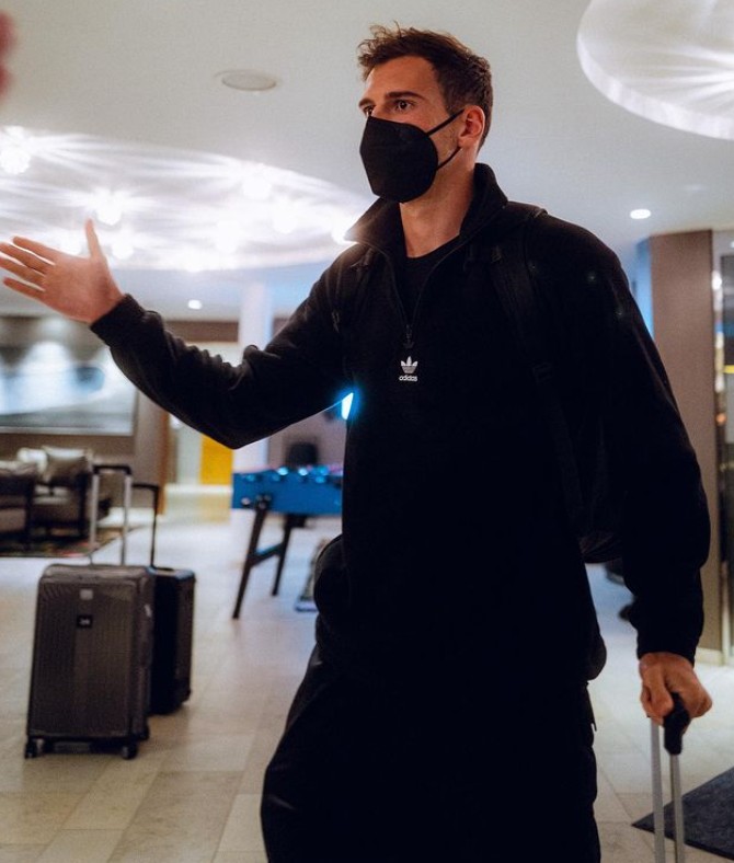 格雷茨卡帅气抵达德国队女球迷即使戴着口罩也是视觉盛宴